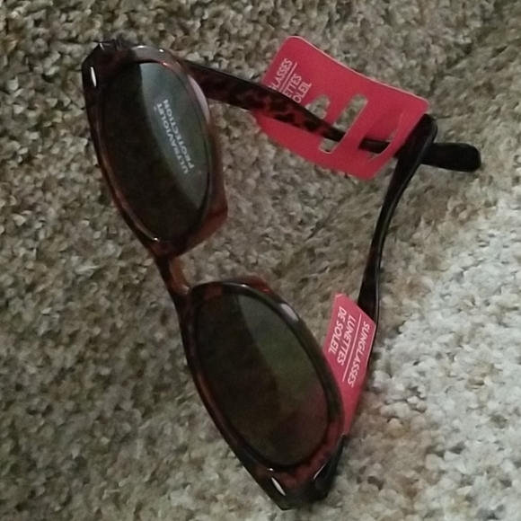 Fashion Sunglasses with Case - Picture 3 of 12